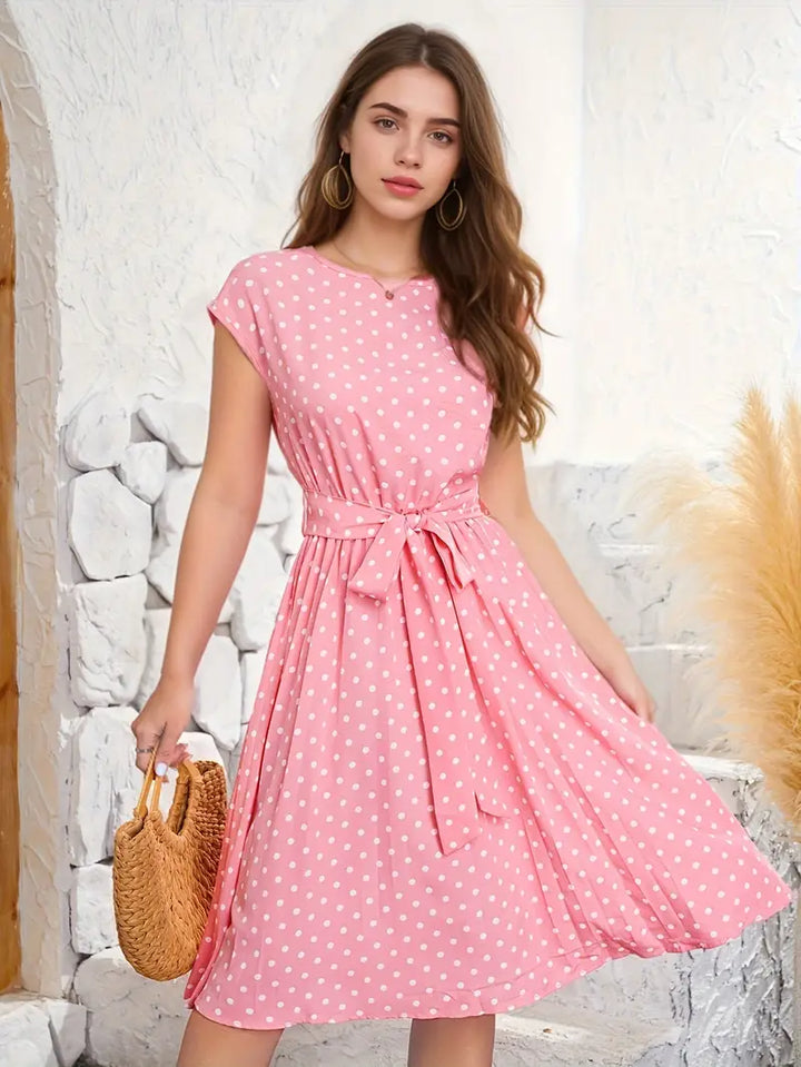 "Robe plissée décontractée à pois, élégante et moderne, tissu confortable, design chic pour toutes silhouettes"
