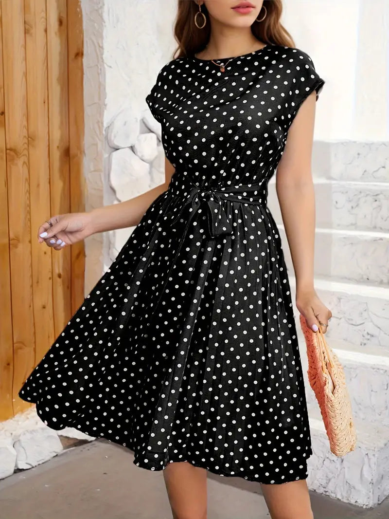 "Robe plissée décontractée à pois, élégante et moderne, tissu confortable, design chic pour toutes silhouettes"