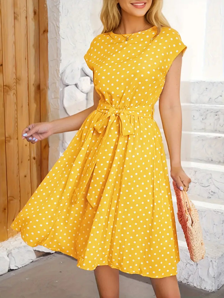 "Robe plissée décontractée à pois, élégante et moderne, tissu confortable, design chic pour toutes silhouettes"