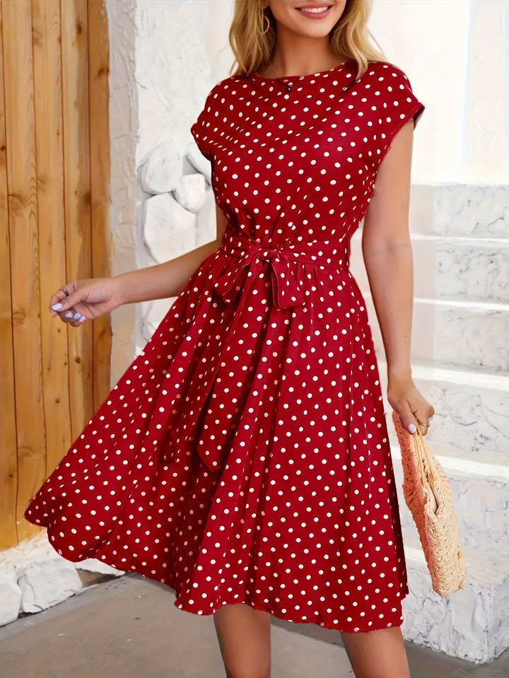 "Robe plissée décontractée à pois, élégante et moderne, tissu confortable, design chic pour toutes silhouettes"