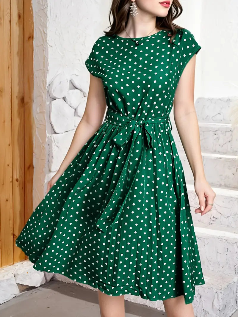 "Robe plissée décontractée à pois, élégante et moderne, tissu confortable, design chic pour toutes silhouettes"