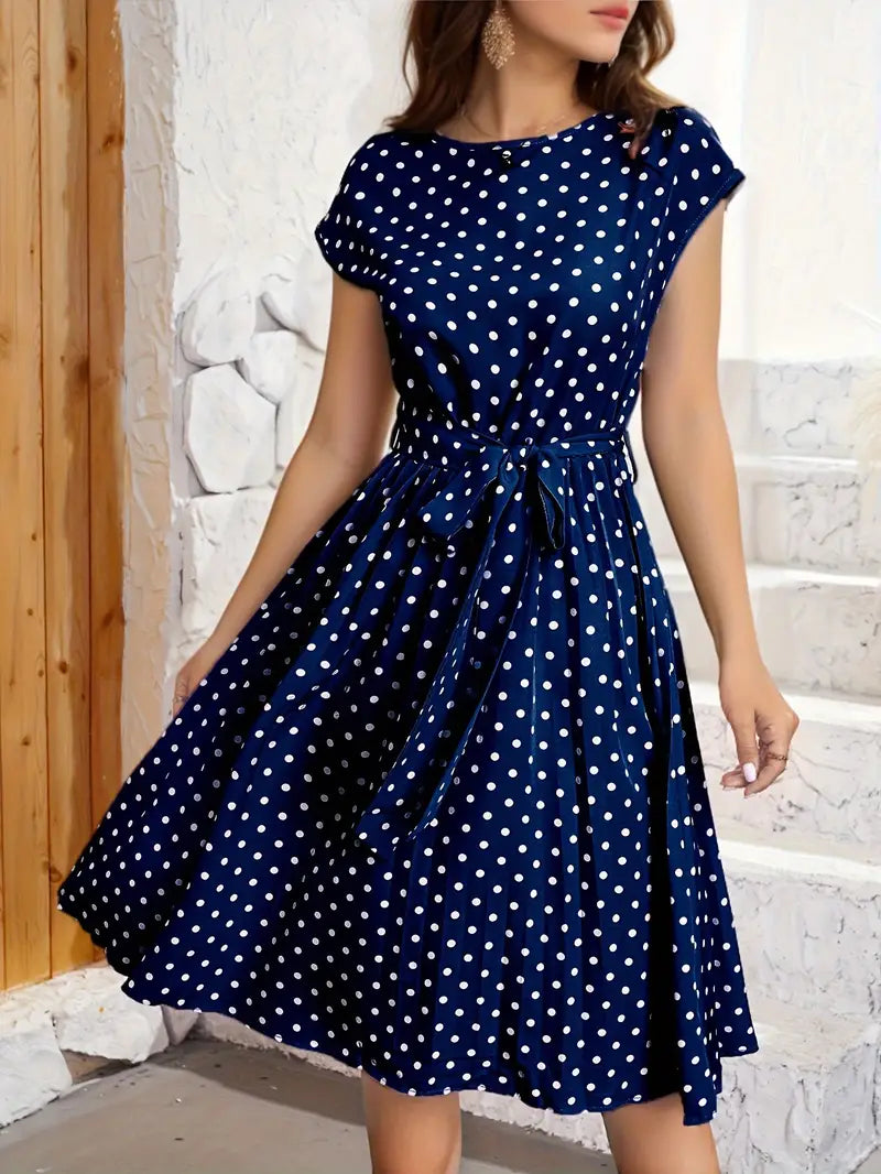 "Robe plissée décontractée à pois, élégante et moderne, tissu confortable, design chic pour toutes silhouettes"
