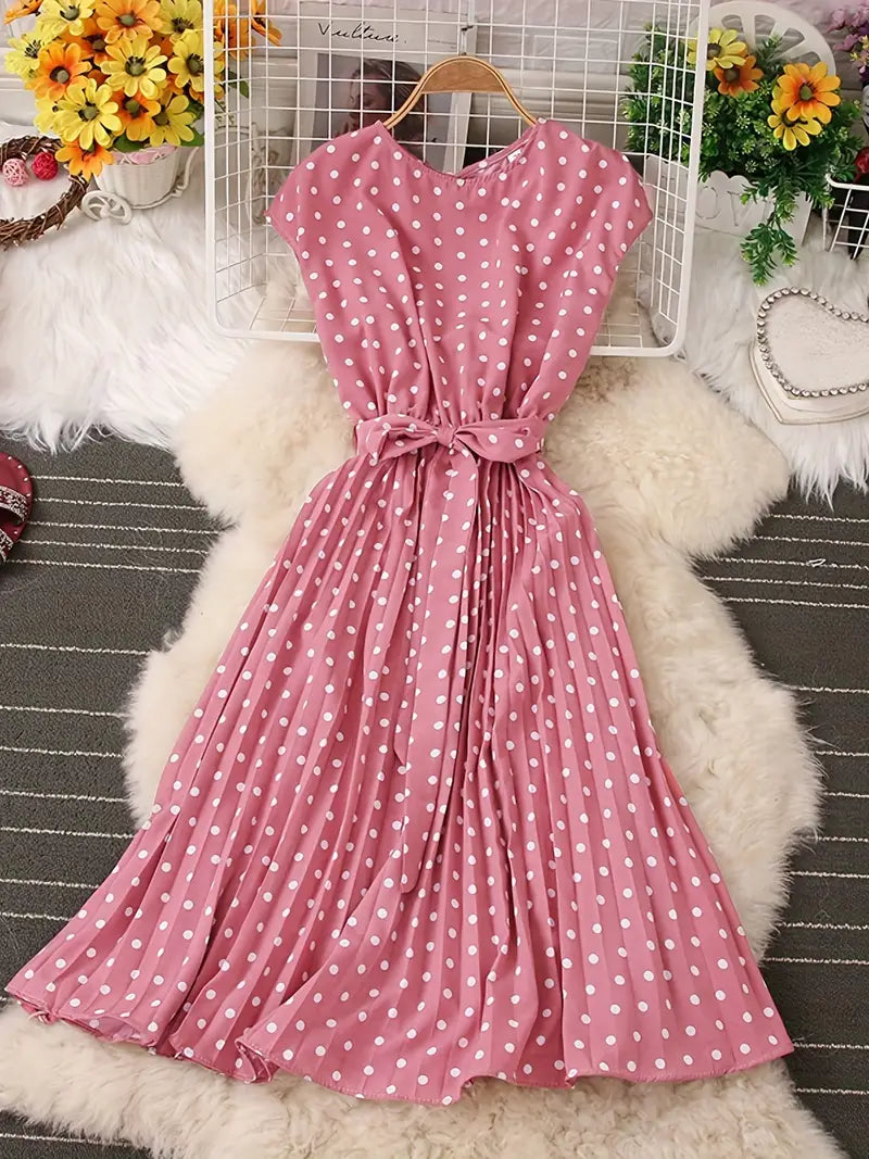 "Robe plissée décontractée à pois, élégante et moderne, tissu confortable, design chic pour toutes silhouettes"