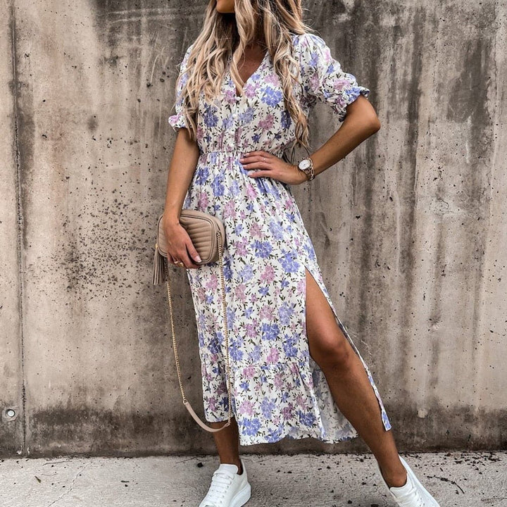 "Robe portefeuille tropicale midi avec motif vif, décolleté en V, manches courtes, ceinture ajustable et tissu léger."