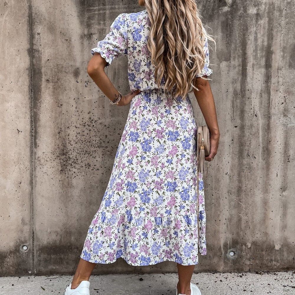 "Robe portefeuille tropicale midi avec motif vif, décolleté en V, manches courtes, ceinture ajustable et tissu léger."