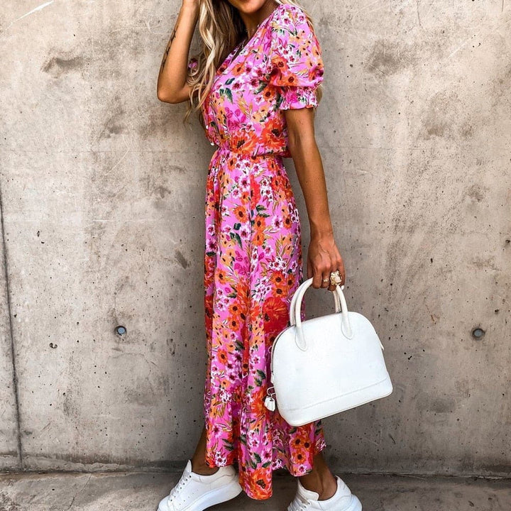 "Robe portefeuille tropicale midi avec motif vif, décolleté en V, manches courtes, ceinture ajustable et tissu léger."