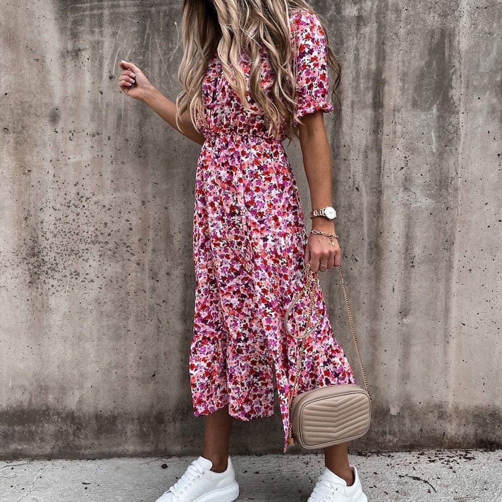 "Robe portefeuille tropicale midi avec motif vif, décolleté en V, manches courtes, ceinture ajustable et tissu léger."