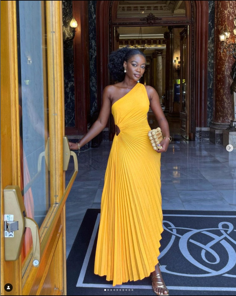 "Robe Regina satin luxueuse, vue de face, coupe chic, parfait pour événements élégants"
