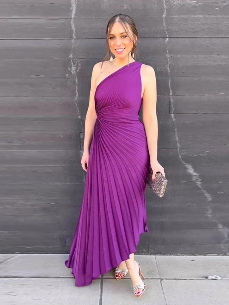 "Robe Regina satin luxueuse, vue de face, coupe chic, parfait pour événements élégants"