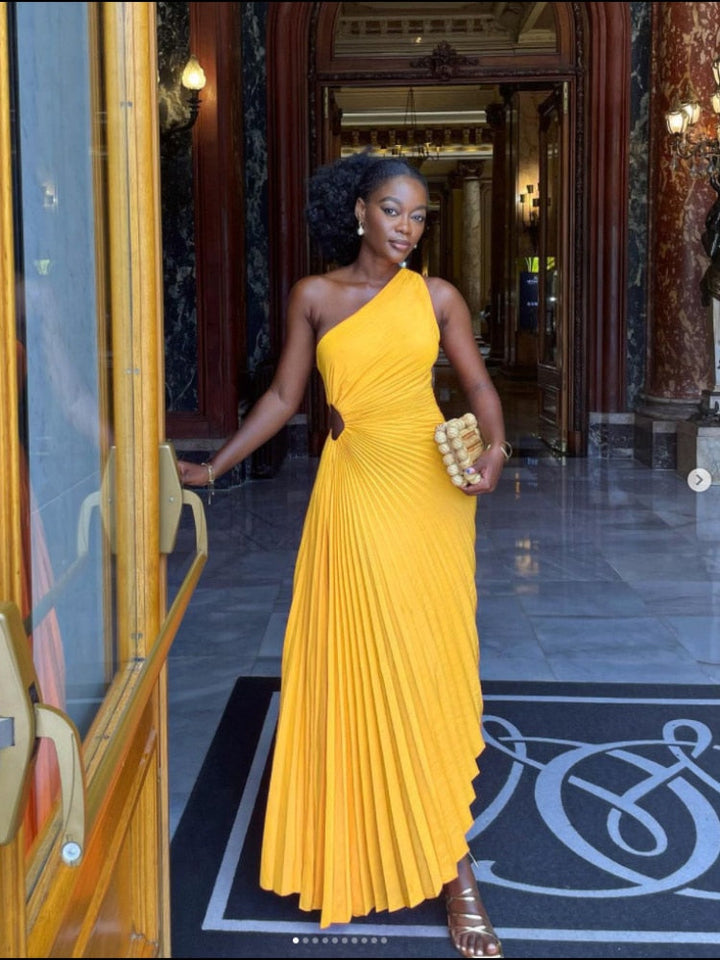 "Robe Regina satin luxueuse, vue de face, coupe chic, parfait pour événements élégants"