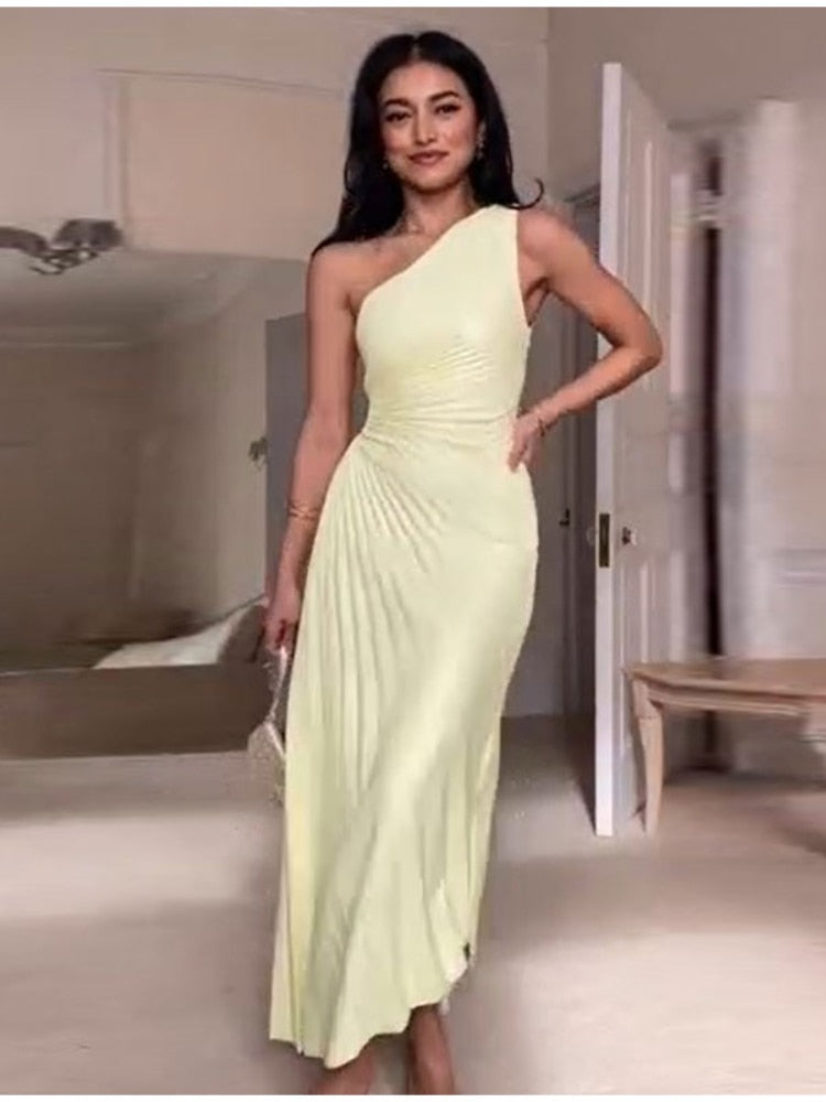 "Robe Regina satin luxueuse, vue de face, coupe chic, parfait pour événements élégants"