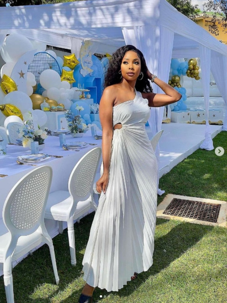 "Robe Regina satin luxueuse, vue de face, coupe chic, parfait pour événements élégants"