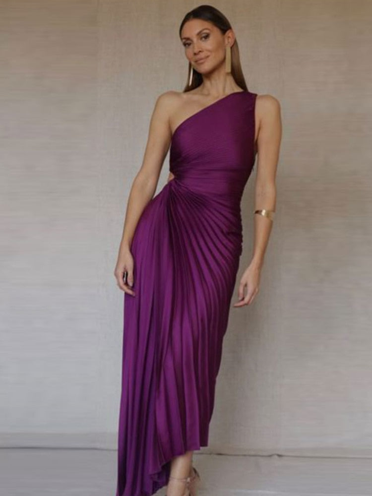 "Robe Regina satin luxueuse, vue de face, coupe chic, parfait pour événements élégants"