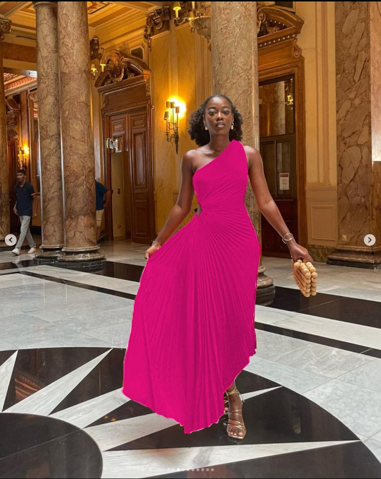 "Robe Regina satin luxueuse, vue de face, coupe chic, parfait pour événements élégants"