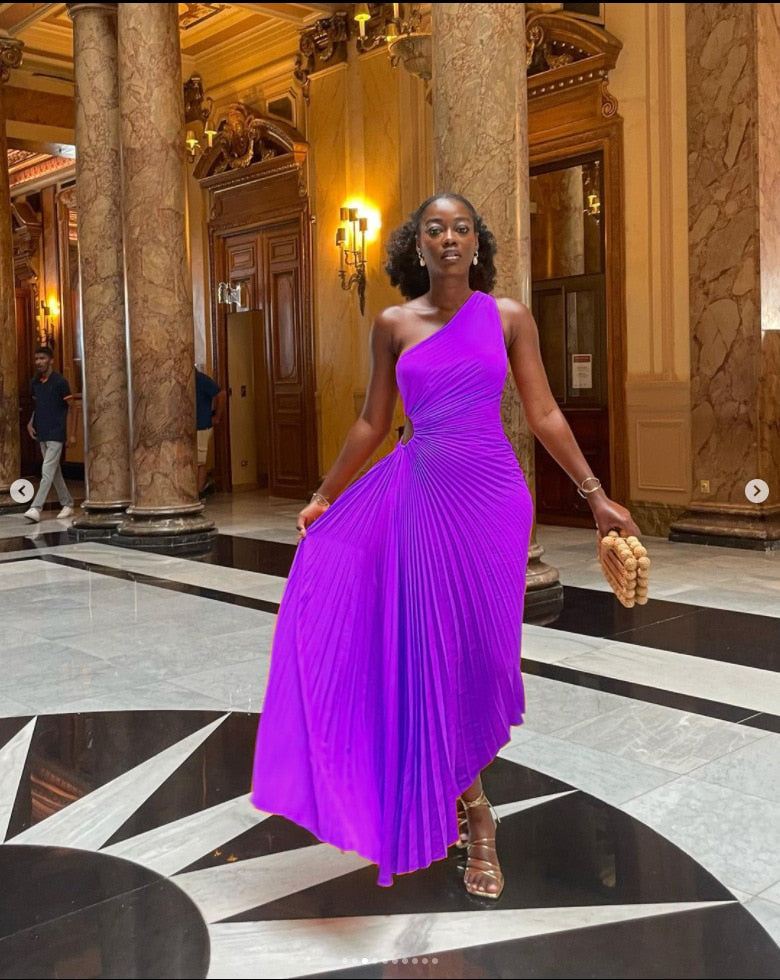 "Robe Regina satin luxueuse, vue de face, coupe chic, parfait pour événements élégants"