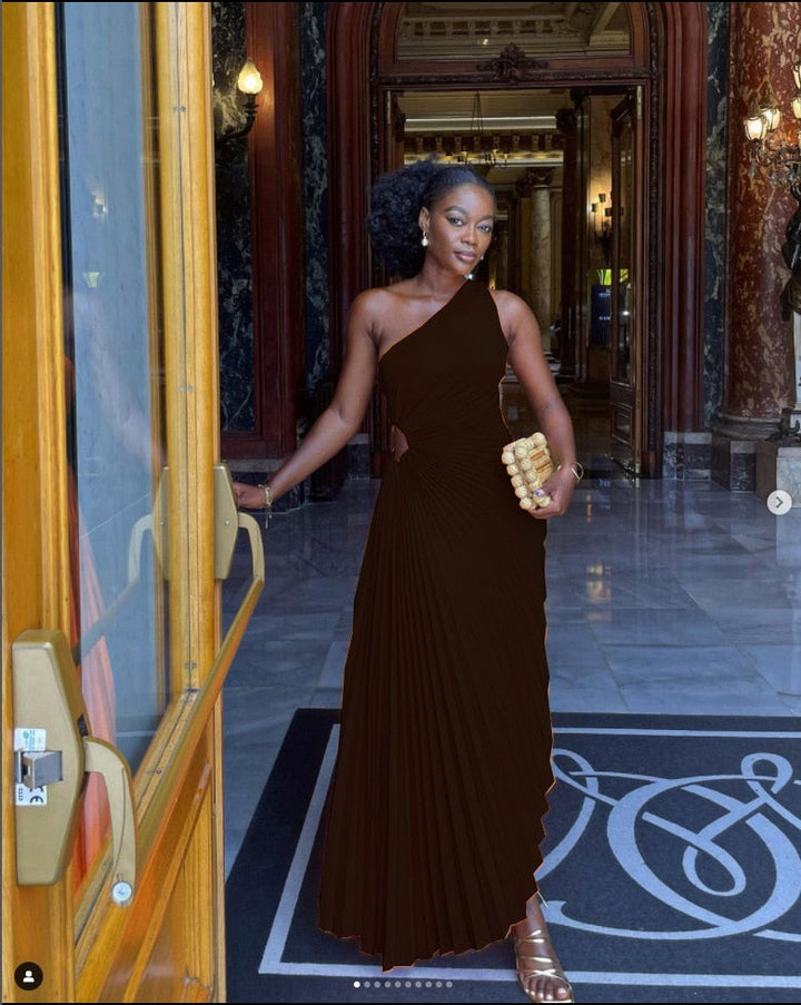 "Robe Regina satin luxueuse, vue de face, coupe chic, parfait pour événements élégants"