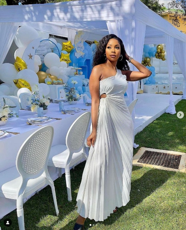 "Robe Regina satin luxueuse, vue de face, coupe chic, parfait pour événements élégants"