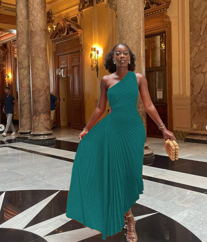 "Robe Regina satin luxueuse, vue de face, coupe chic, parfait pour événements élégants"