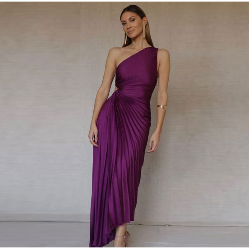 "Robe Regina satin luxueuse, vue de face, coupe chic, parfait pour événements élégants"