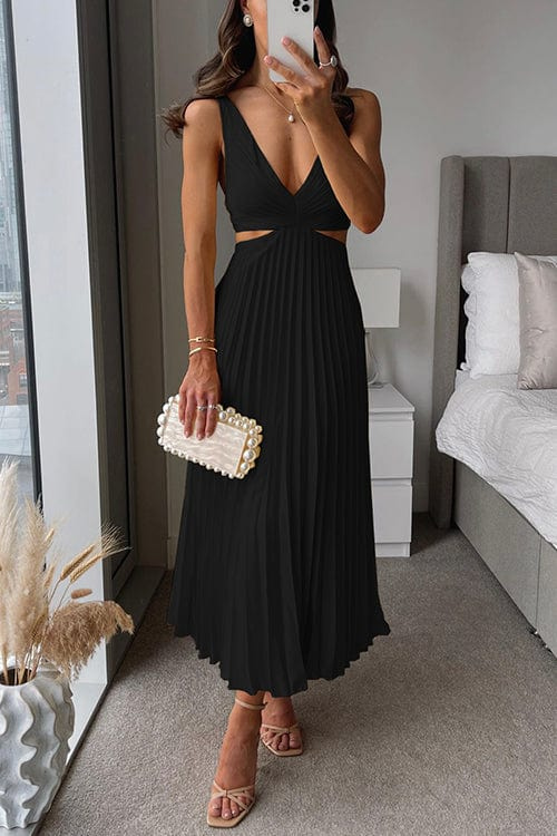 "Robe Sanne élégante satinée plissée, vue de face, multi-couleurs élégantes disponibles, idéal pour occasions chic."