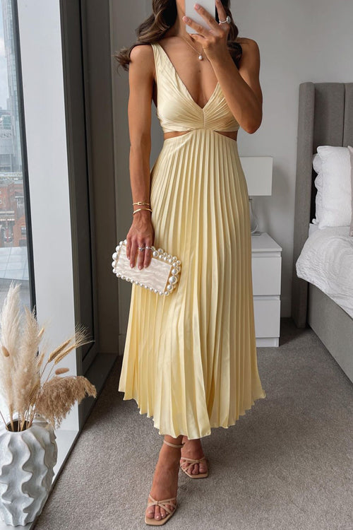 Robe satin plissé élégante avec décolleté en V profond, détail découpé, idéale pour soirées glamour. Disponible en plusieurs 