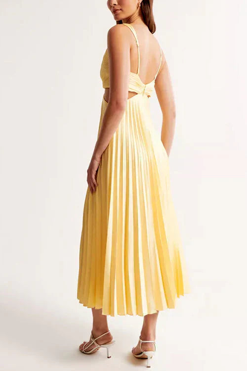 Robe satin plissé élégante avec décolleté en V profond, détail découpé, idéale pour soirées glamour. Disponible en plusieurs 