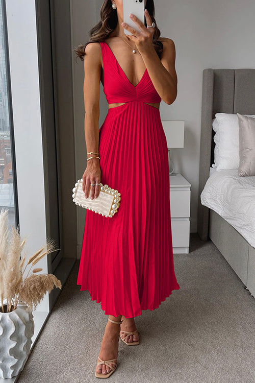 Robe satin plissé élégante avec décolleté en V profond, détail découpé, idéale pour soirées glamour. Disponible en plusieurs 