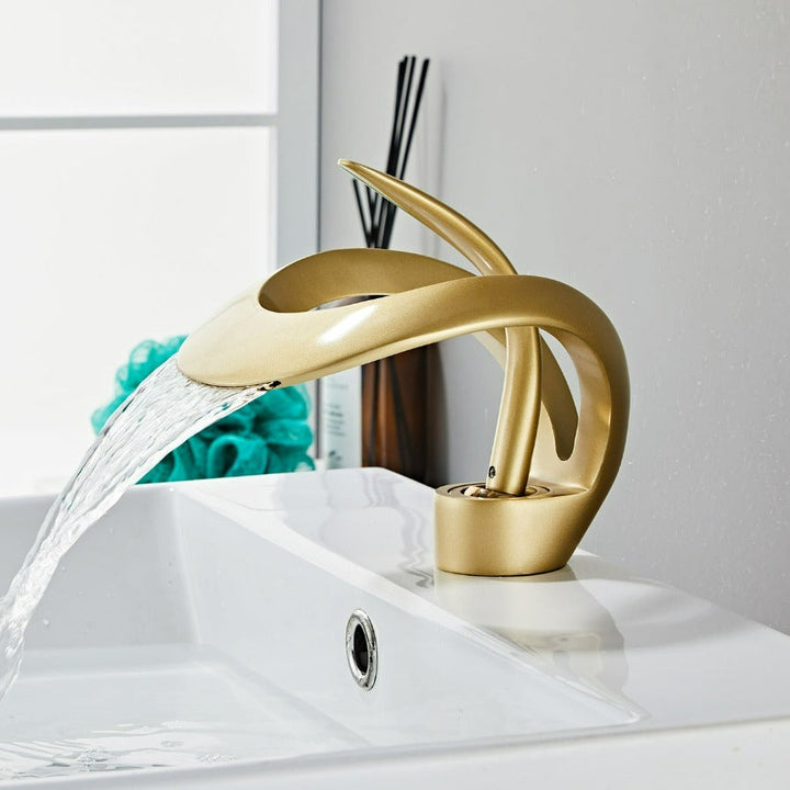 Robinet cascade moderne en laiton doré brossé avec finition luxueuse et bec élégant pour salle de bain.