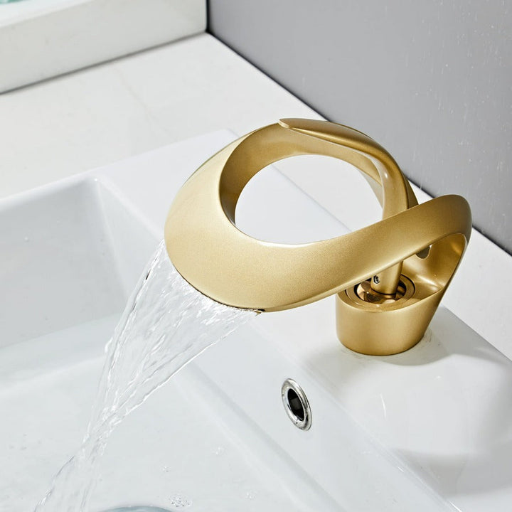 Robinet cascade moderne en laiton doré brossé avec finition luxueuse et bec élégant pour salle de bain.