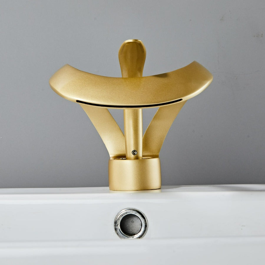 Robinet cascade moderne en laiton doré brossé avec finition luxueuse et bec élégant pour salle de bain.