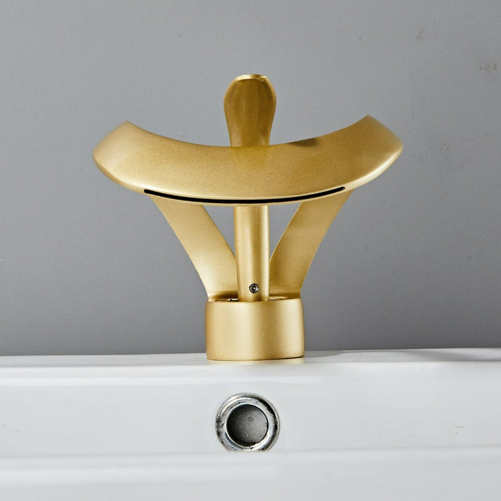 Robinet cascade moderne en laiton doré brossé avec finition luxueuse et bec élégant pour salle de bain.