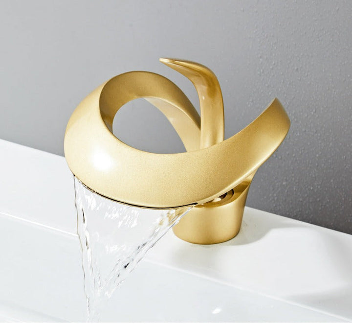 Robinet cascade moderne en laiton doré brossé avec finition luxueuse et bec élégant pour salle de bain.