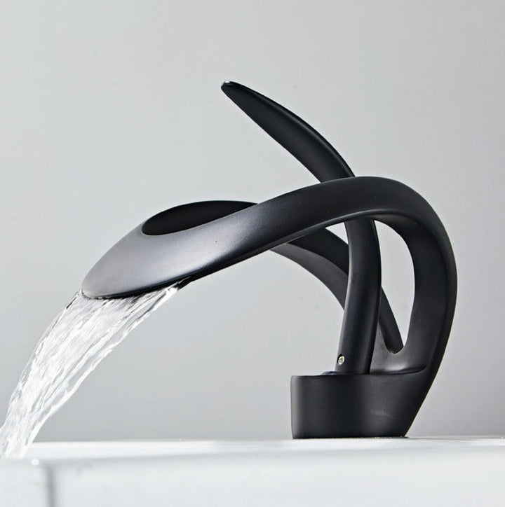 Robinet cascade moderne en laiton doré brossé avec finition luxueuse et bec élégant pour salle de bain.