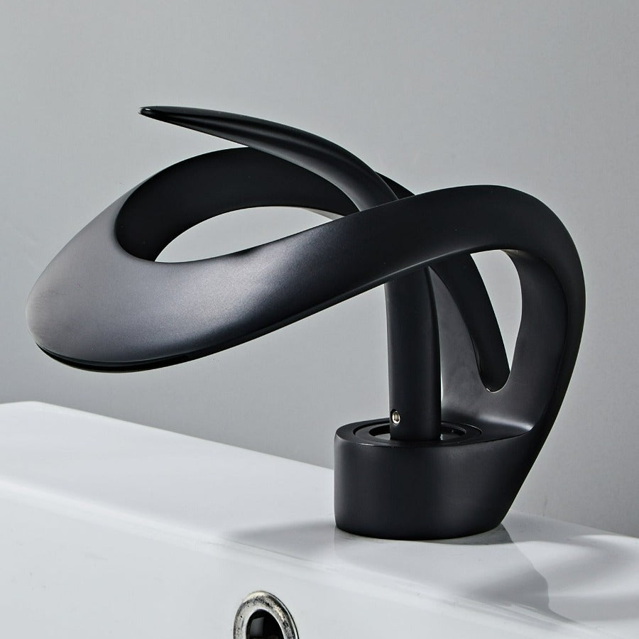 Robinet cascade moderne en laiton doré brossé avec finition luxueuse et bec élégant pour salle de bain.
