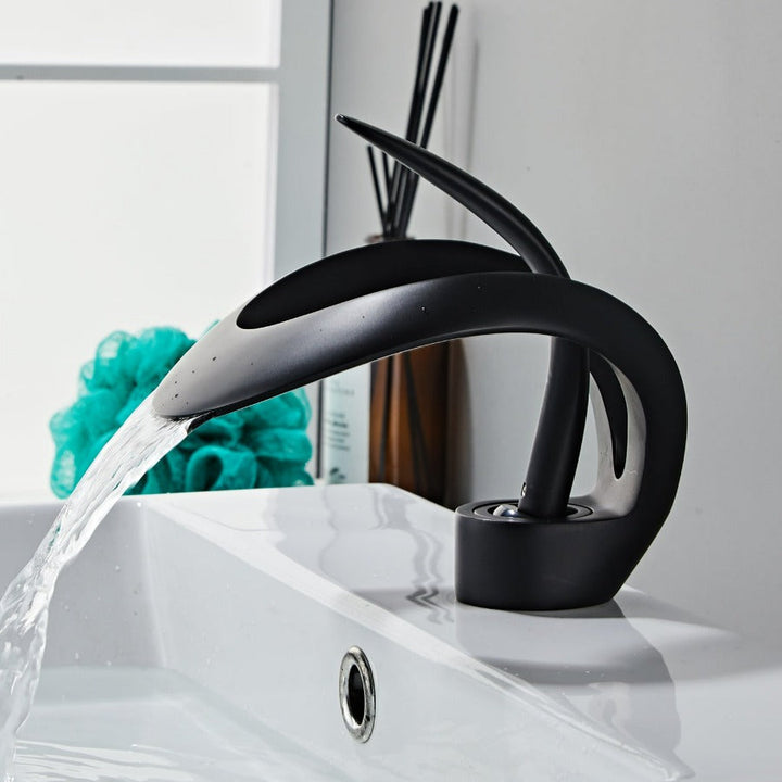 Robinet cascade moderne en laiton doré brossé avec finition luxueuse et bec élégant pour salle de bain.