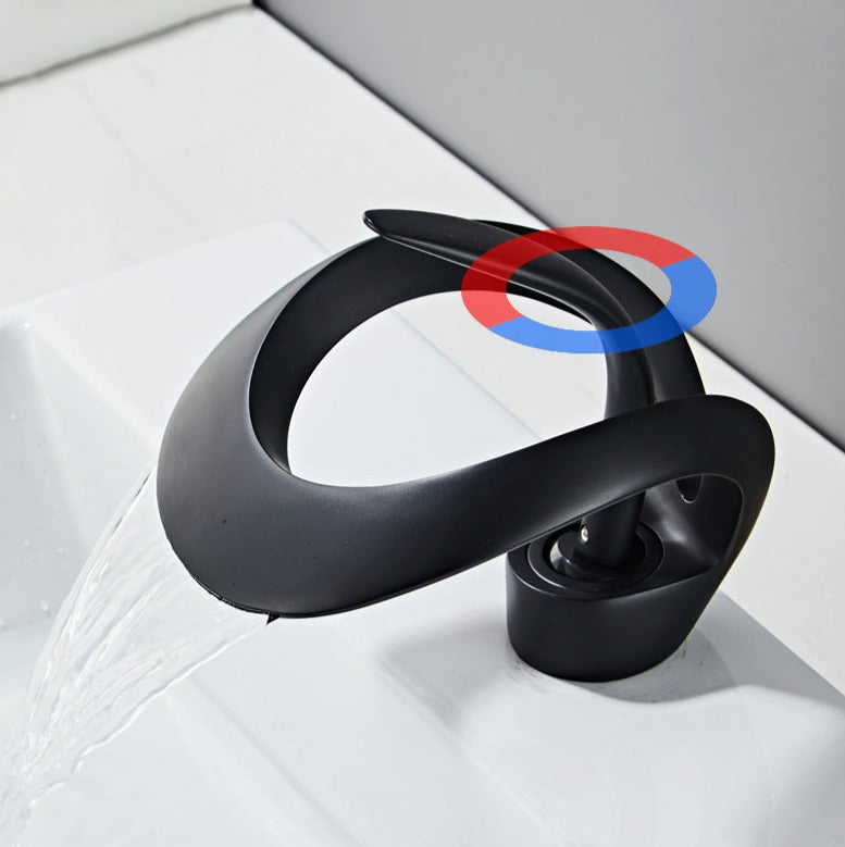 Robinet cascade moderne en laiton doré brossé avec finition luxueuse et bec élégant pour salle de bain.