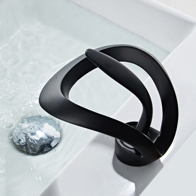 Robinet cascade moderne en laiton doré brossé avec finition luxueuse et bec élégant pour salle de bain.