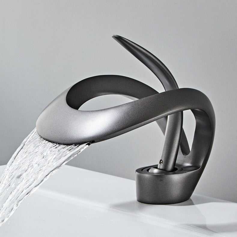 Robinet cascade moderne en laiton doré brossé avec finition luxueuse et bec élégant pour salle de bain.