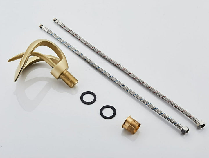 Robinet cascade moderne en laiton doré brossé avec finition luxueuse et bec élégant pour salle de bain.
