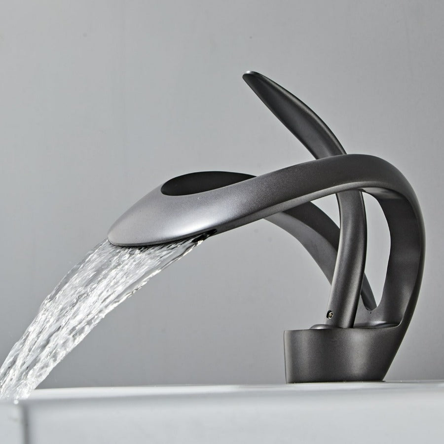 Robinet cascade moderne en laiton doré brossé avec finition luxueuse et bec élégant pour salle de bain.