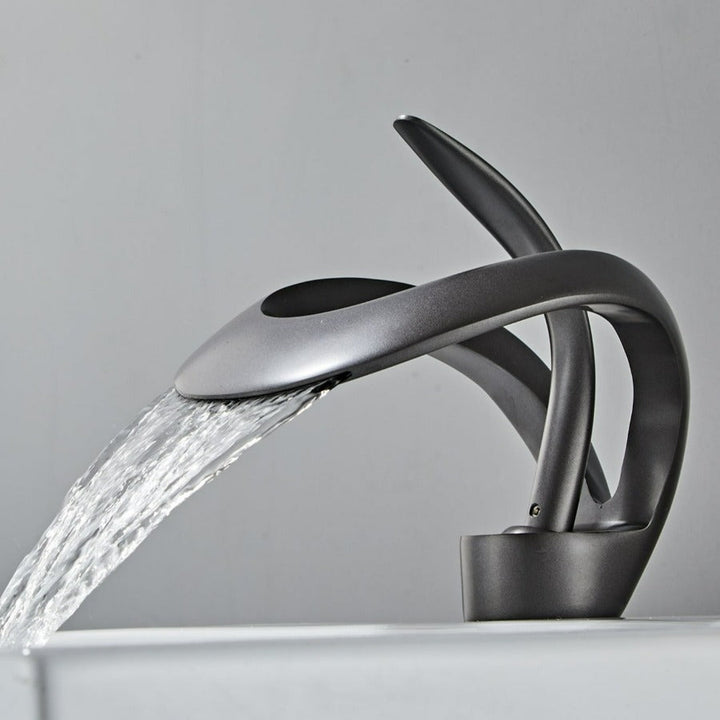 Robinet cascade moderne en laiton doré brossé avec finition luxueuse et bec élégant pour salle de bain.