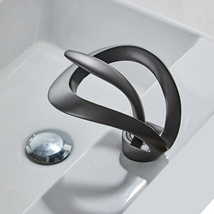Robinet cascade moderne en laiton doré brossé avec finition luxueuse et bec élégant pour salle de bain.