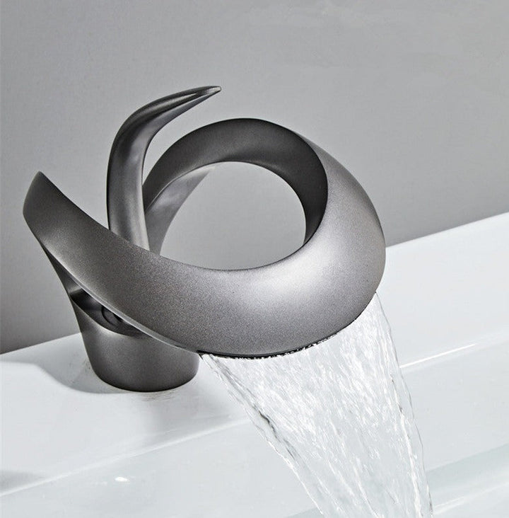 Robinet cascade moderne en laiton doré brossé avec finition luxueuse et bec élégant pour salle de bain.