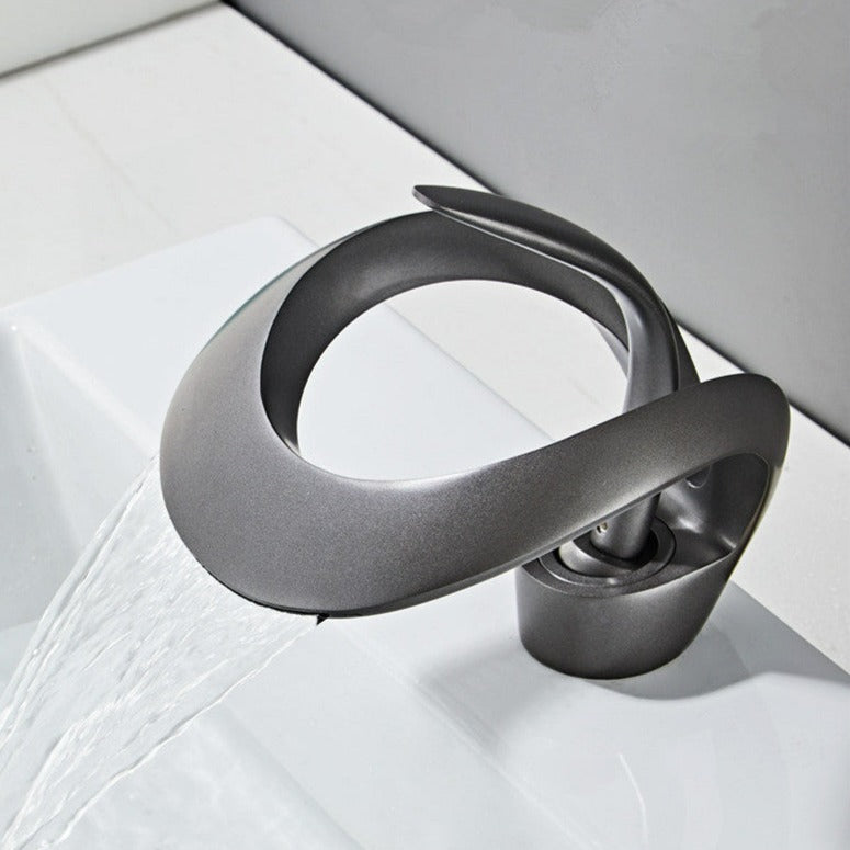 Robinet cascade moderne en laiton doré brossé avec finition luxueuse et bec élégant pour salle de bain.