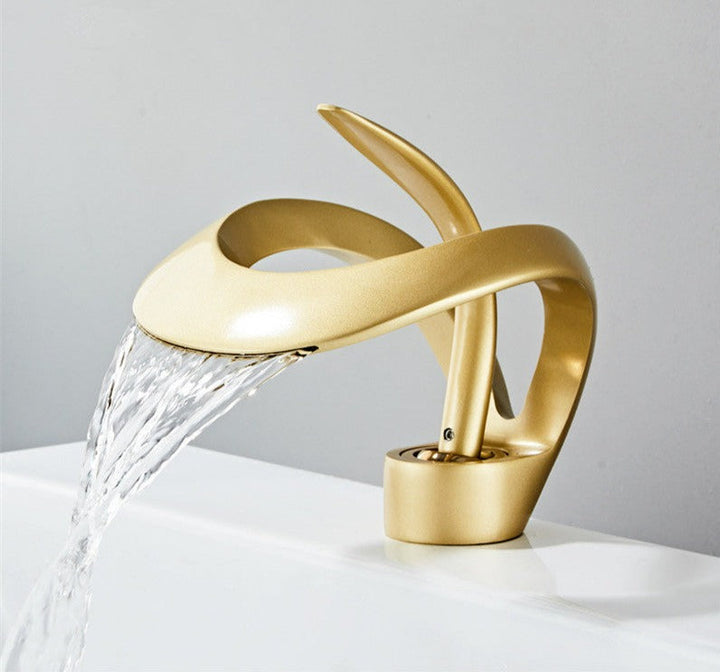 Robinet cascade moderne en laiton doré brossé avec finition luxueuse et bec élégant pour salle de bain.