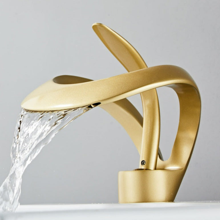 Robinet cascade moderne en laiton doré brossé avec finition luxueuse et bec élégant pour salle de bain.