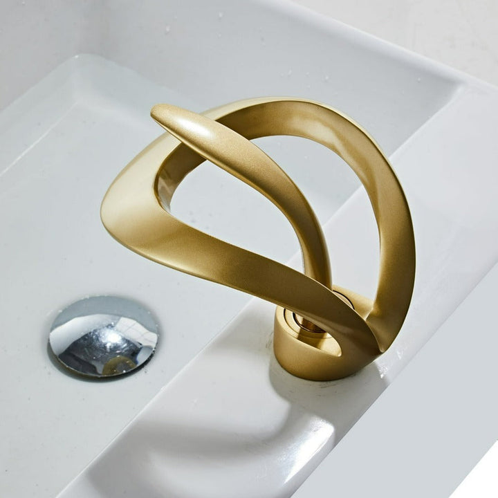 Robinet cascade moderne en laiton doré brossé avec finition luxueuse et bec élégant pour salle de bain.