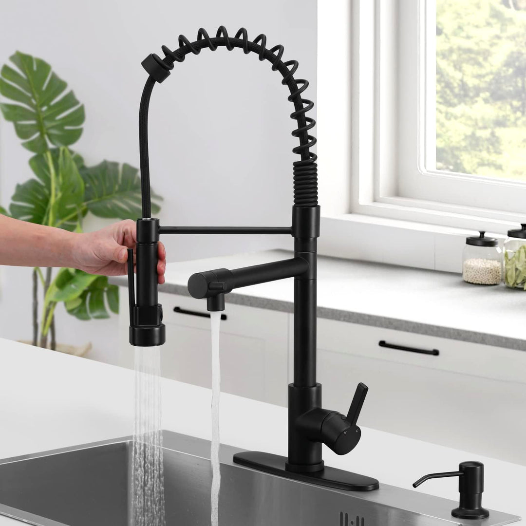 Robinet cuisine noir mat avec pulvérisateur 360°, design moderne et finition élégante en noir pour une cuisine sophistiquée.