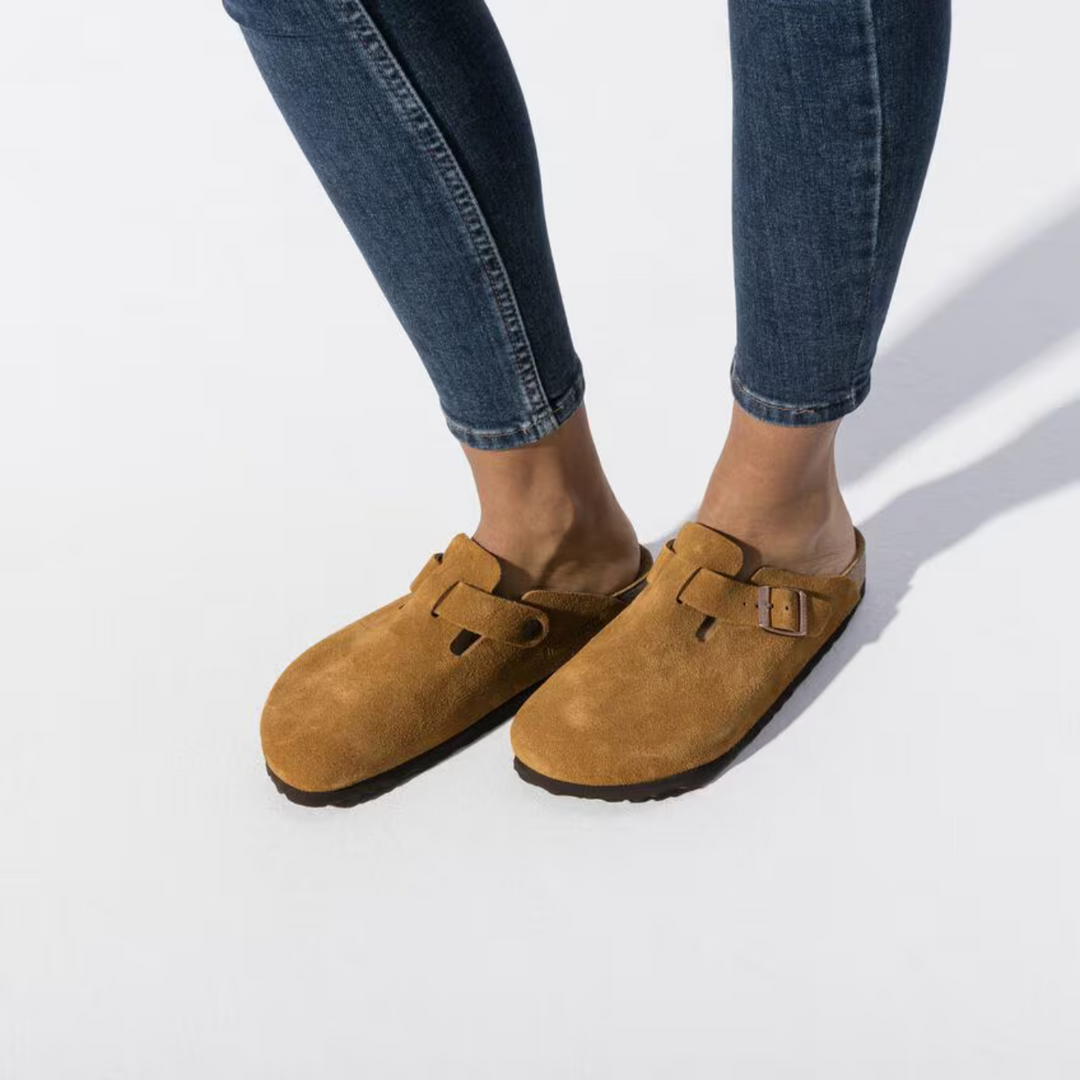 "Sabots en cuir velours taupe avec bride réglable et semelle confortable, idéals pour un usage quotidien."