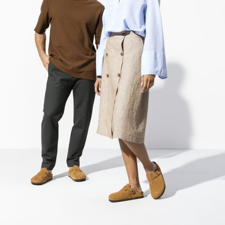 "Sabots en cuir velours taupe avec bride réglable et semelle confortable, idéals pour un usage quotidien."